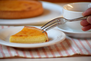 チーズタルトを食べるシーン