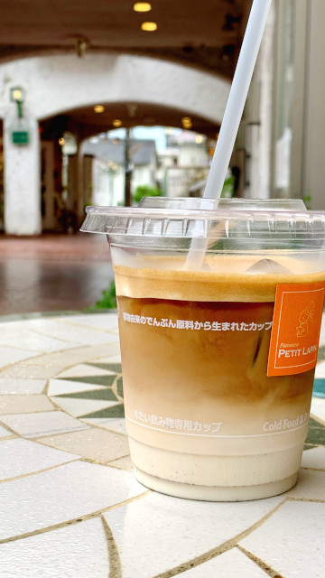 プチ・ラパン店前テーブルのアイス・カフェオレ