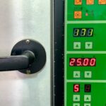 プチ・ラパンのシュークリーム焼成中のオーブン。温度は171度を表示