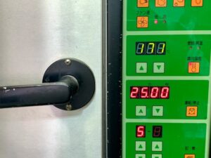 プチ・ラパンのシュークリーム焼成中のオーブン。温度は171度を表示