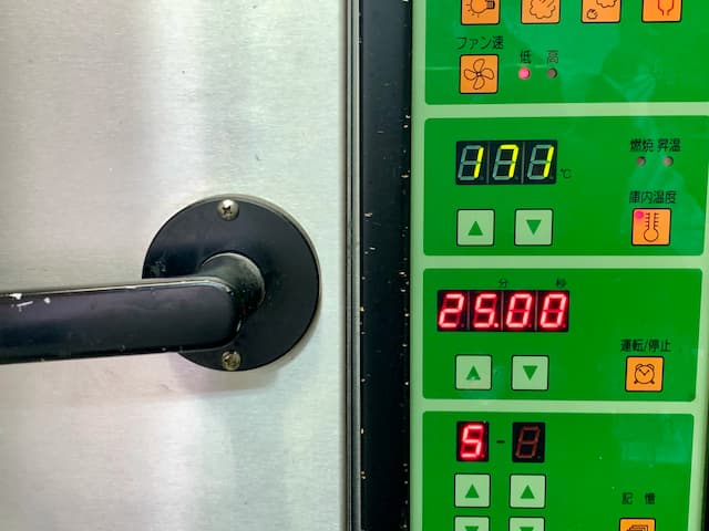 プチ・ラパンのシュークリーム焼成中のオーブン。温度は171度を表示