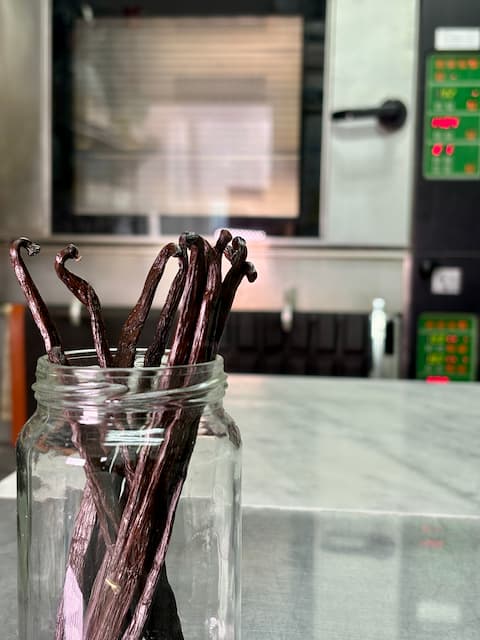 マダガスカル産バニラビーンズの瓶。プチ・ラパンの厨房で撮影