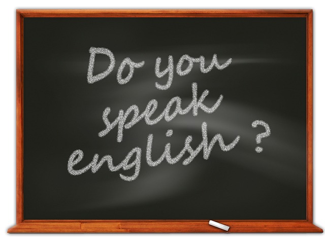 黒板に白いチョークで書かれた「Do you speak english?」