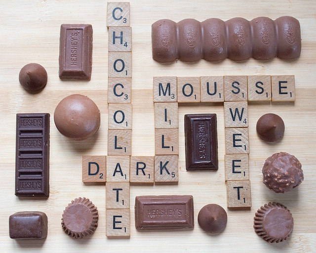 チョコレートの綴りをスクラブルで表現。他にスイート、ダーク、ムースの文字列